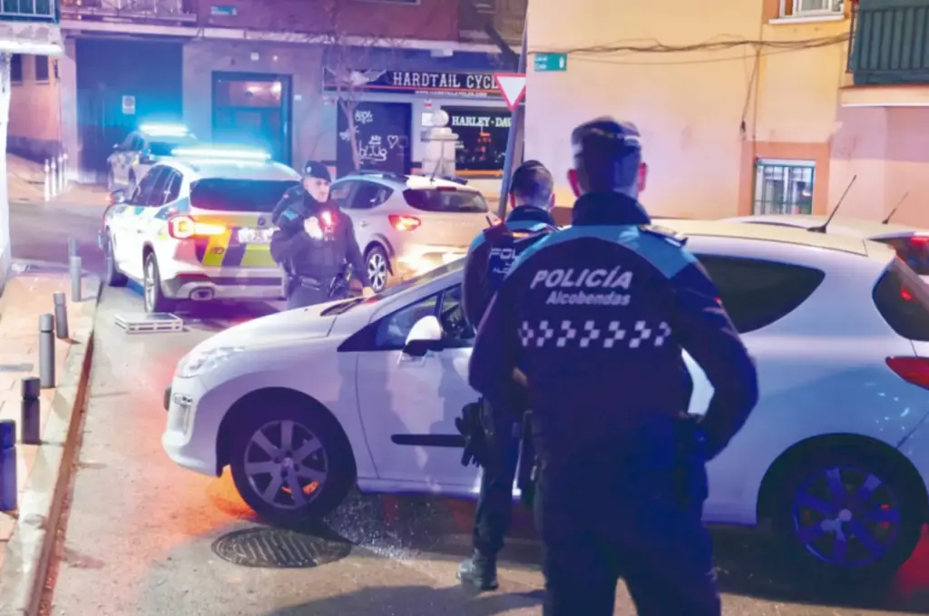Las calles de Alcobendas se llenan de policías y el Ayuntamiento desvela los motivos 1 La Policía Local de Alcobendas en una intervención por la noche