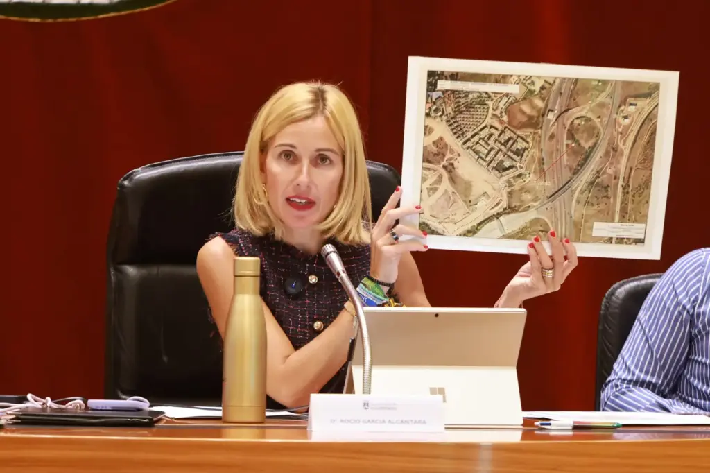 El Ayuntamiento de Alcobendas prioriza su apoyo a Ceuta sobre cuatro acuerdos unánimes que afectan a la vida de los vecinos 1 La alcaldesa de Alcobendas, Rocío García Alcántara, en un pleno del 24 de septiembre de 2026