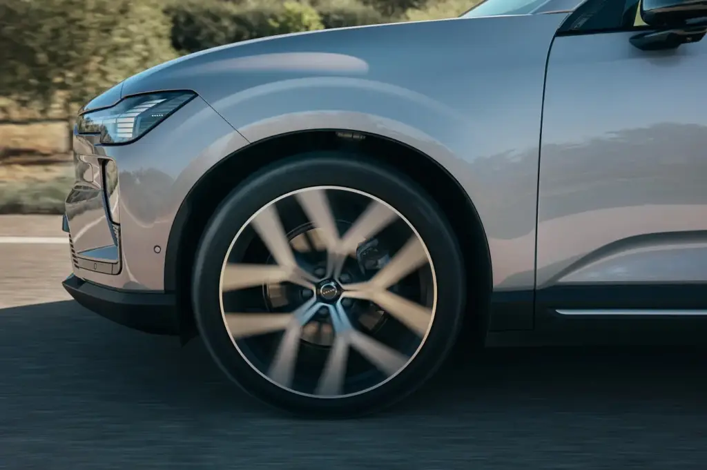 Volvo EX60: el SUV eléctrico que promete cambiarlo todo (y hasta 810 km de un tirón) 5 Neumáticos Volvo EX60