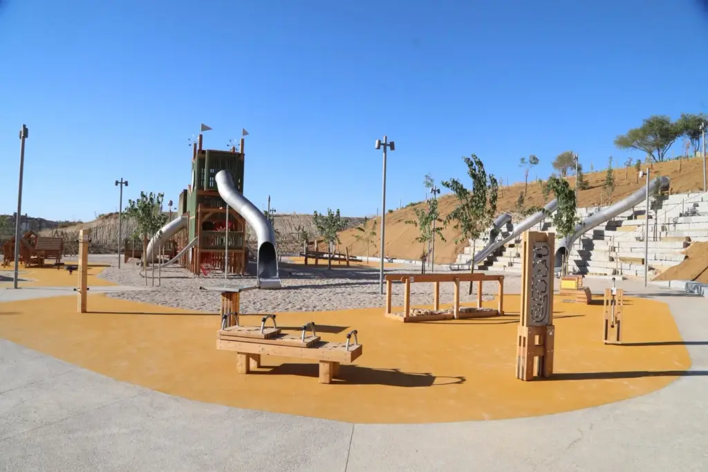 El Ayuntamiento de Alcobendas destina un millón de euros a parques infantiles y deja otros proyectos desiertos 1 Área infantil Peque Bosque del Parque Forestal Princesa Leonor de Alcobendas. Fuente: Ayuntamiento de Alcobendas.