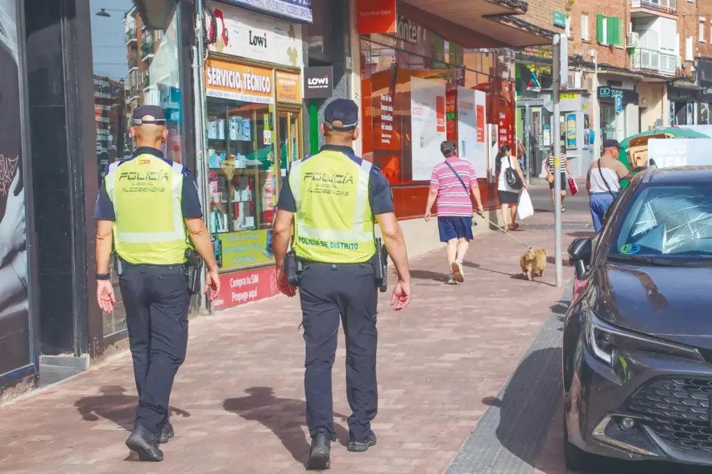 La Policía Local de Alcobendas pone el foco en un distrito: estas son las actuaciones que más se repiten 2 Policía Local de Alcobendas patruyando las calles
