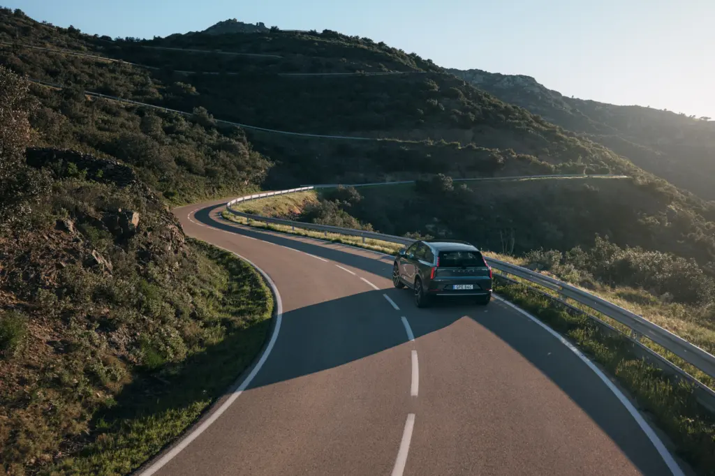 Volvo EX60: el SUV eléctrico que promete cambiarlo todo (y hasta 810 km de un tirón) 8 Volvo EX60 en carretera