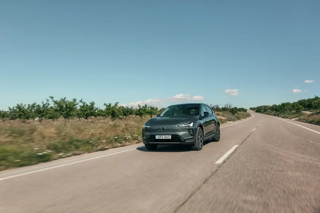 Volvo EX60: el SUV eléctrico que promete cambiarlo todo (y hasta 810 km de un tirón) 7 VolvoEX60 en carretera