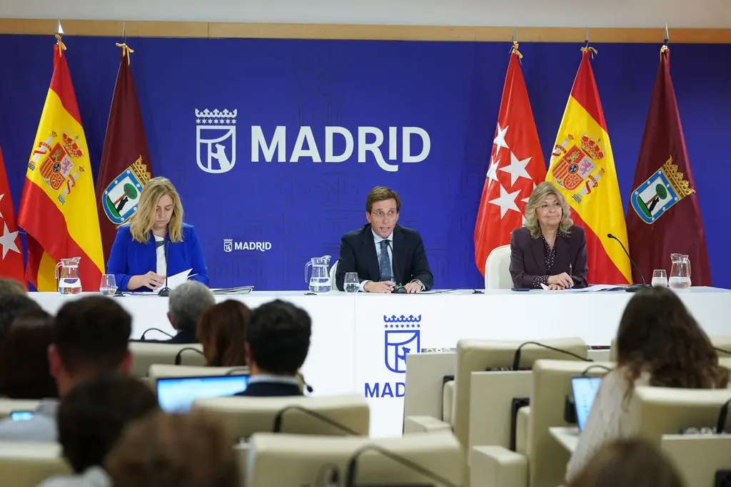 El alcalde de Madrid, José Luis Martínez-Almeida, anunciando la bajada del IBI