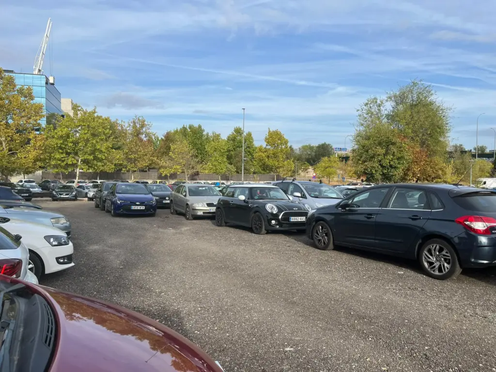 El parking del Brains se queda sin plazas para las familias de La Moraleja: reclaman soluciones al Ayuntamiento 2 parking brains colegio