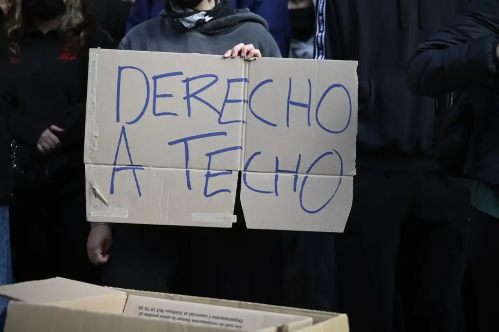 Pancartas sobre  el desahucio de Pau, una vecina de San Sebastián de los Reyes en situación de vulnerabilidad