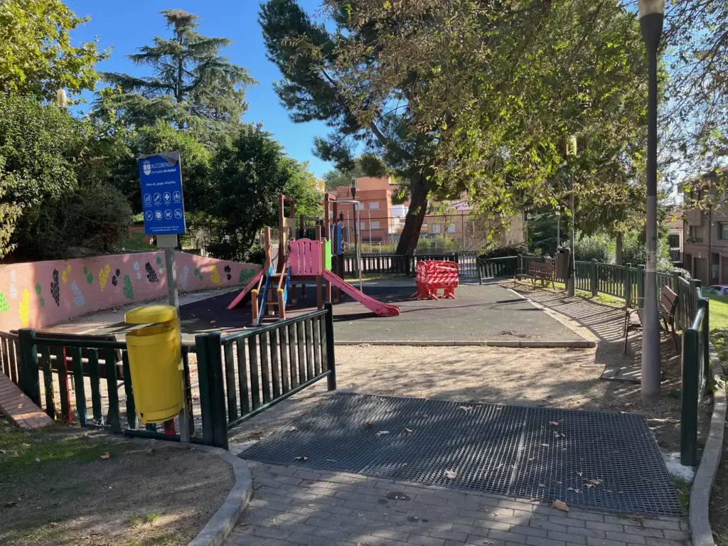 Las Cepas, en el punto de mira: vecinos de Alcobendas denuncian que el hombre del vídeo sigue acudiendo al parque 1 Parque Cepas Alcobendas. Fuente: LA MORALEJA