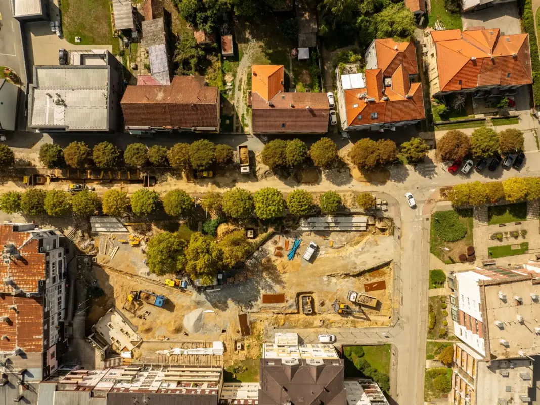 Toma aérea de un sitio de construcción entre edificios residenciales en Garešnica, Croacia.