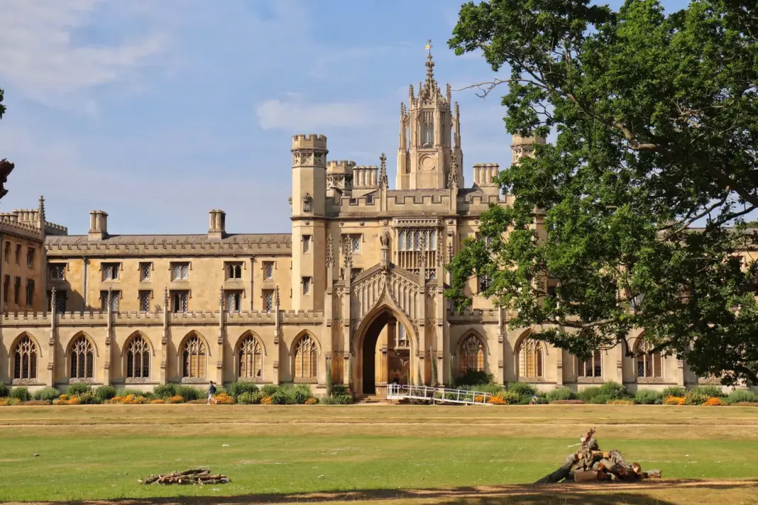 Preciosa vista veraniega del St John's College en Cambridge, que muestra su grandiosa arquitectura.
